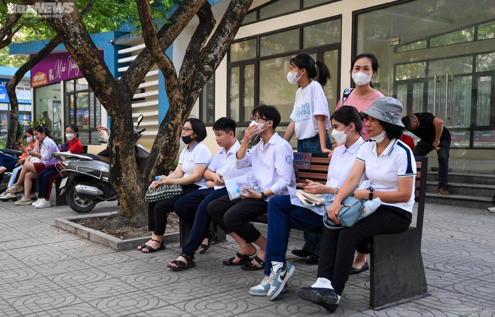 교육학전공 시험장 입장하는 아이들, 부모들은 여전히 ​​지친 눈빛으로 지켜보고 있다 - 2