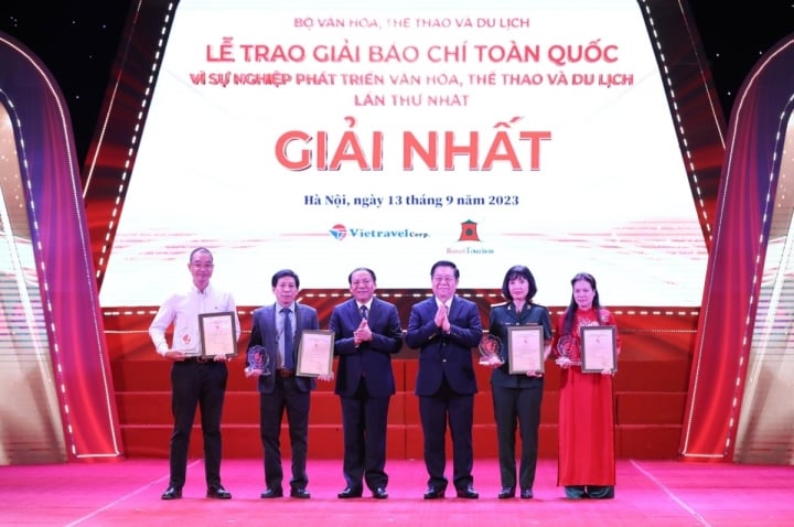 Head of the Central Propaganda Department Nguyen Trong Nghia and Minister of Culture, Sports and Tourism Nguyen Van Hung presented First Prize to the authors.