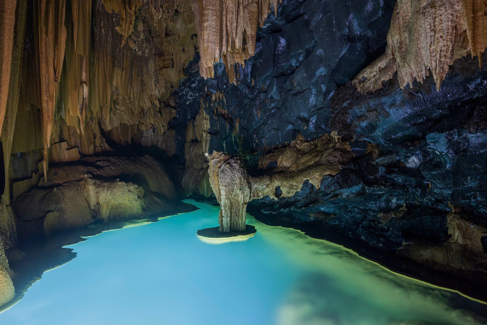 The Floating Lake is located halfway up the cave, the water level is about 15m higher than the underground river of Thung Cave. On the surface of the lake there are many giant stalactites that look like they are floating, so the lake is named after this feature.