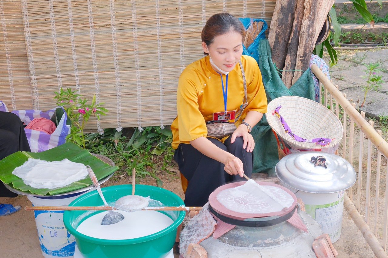 Noodle making demonstration at the festival. Photo: Q.T