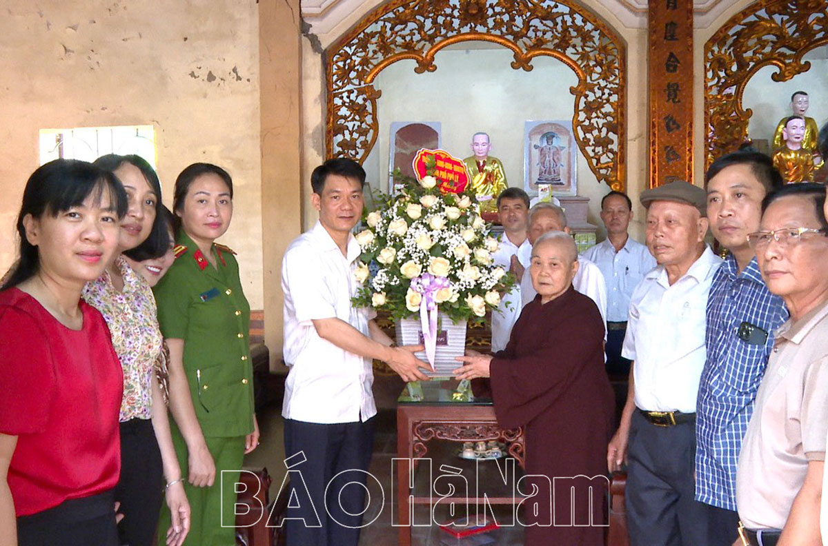 Phu Ly city leaders visited and congratulated Buddha's Birthday at pagodas in the area