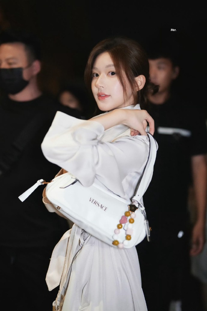 이 여배우는 매일 다른 모습으로 등장해 촬영장에서 큰 화제를 모았습니다. 사진: 웨이보