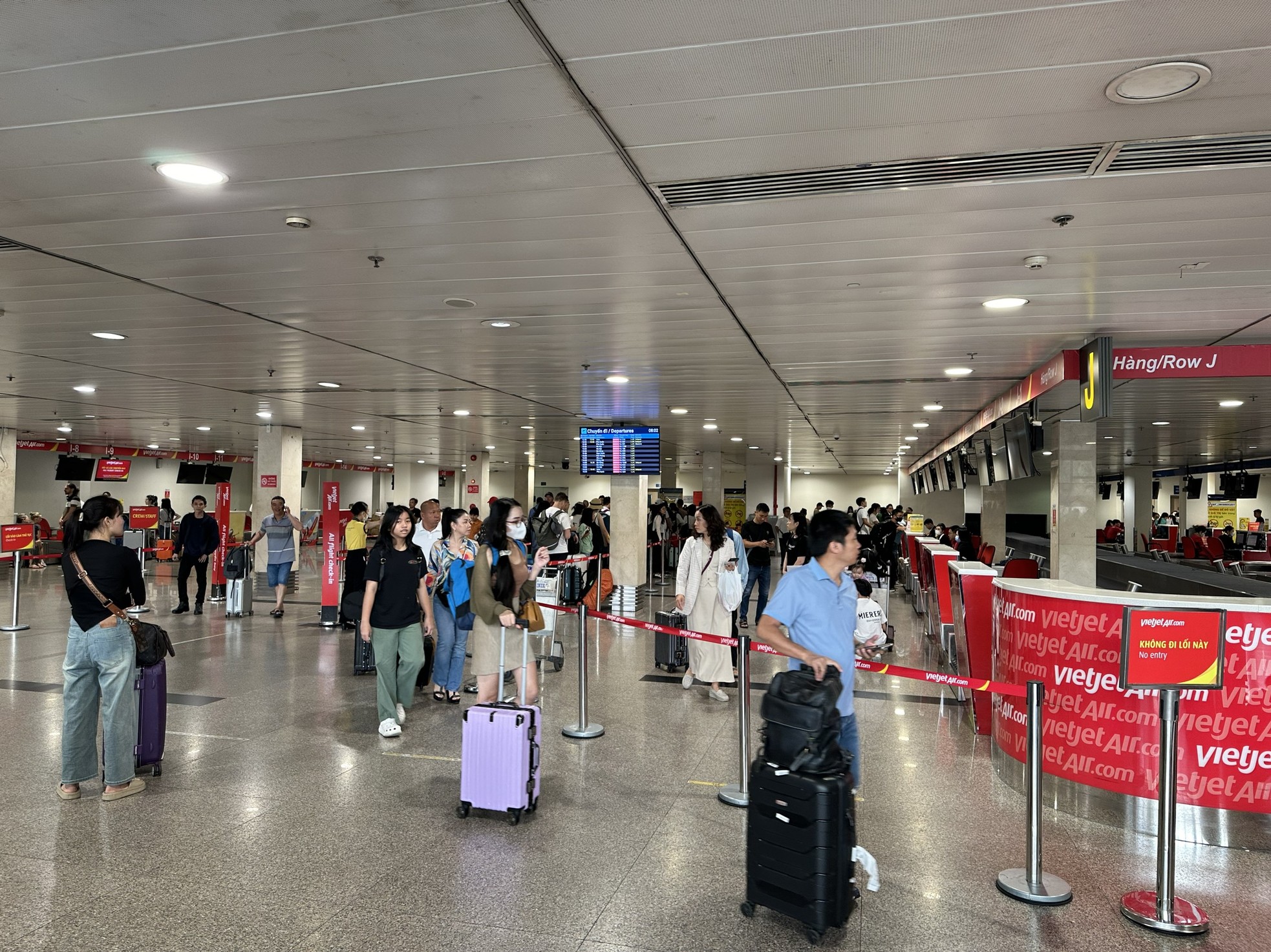 First day of September 2nd holiday: Train stations, bus stations crowded, Tan Son Nhat airport surprisingly clear photo 20