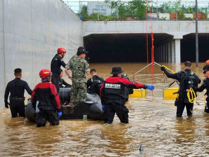 Trabajadores de rescate en el túnel inundado. Foto: Korea Herald