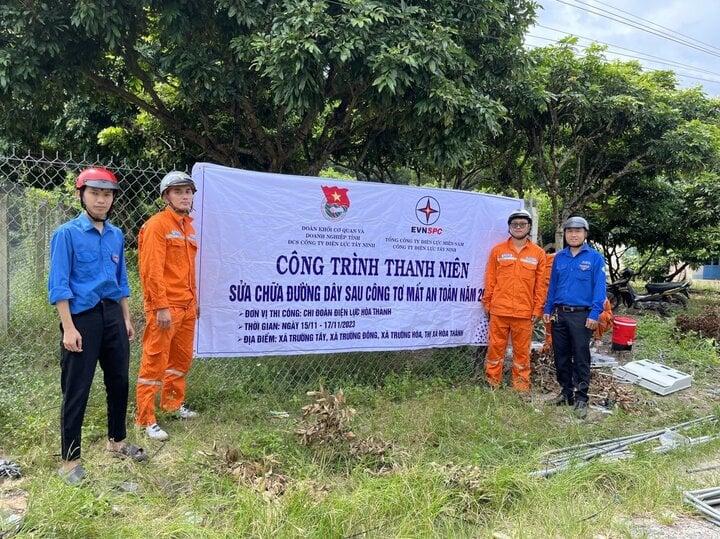 Die Hoa Thanh Electricity Company repariert unsichere Stromleitungen hinter Zählern für Haushalte in Gemeinden der Stadt Hoa Thanh in der Provinz Tay Ninh. (Foto: EVNSPC)