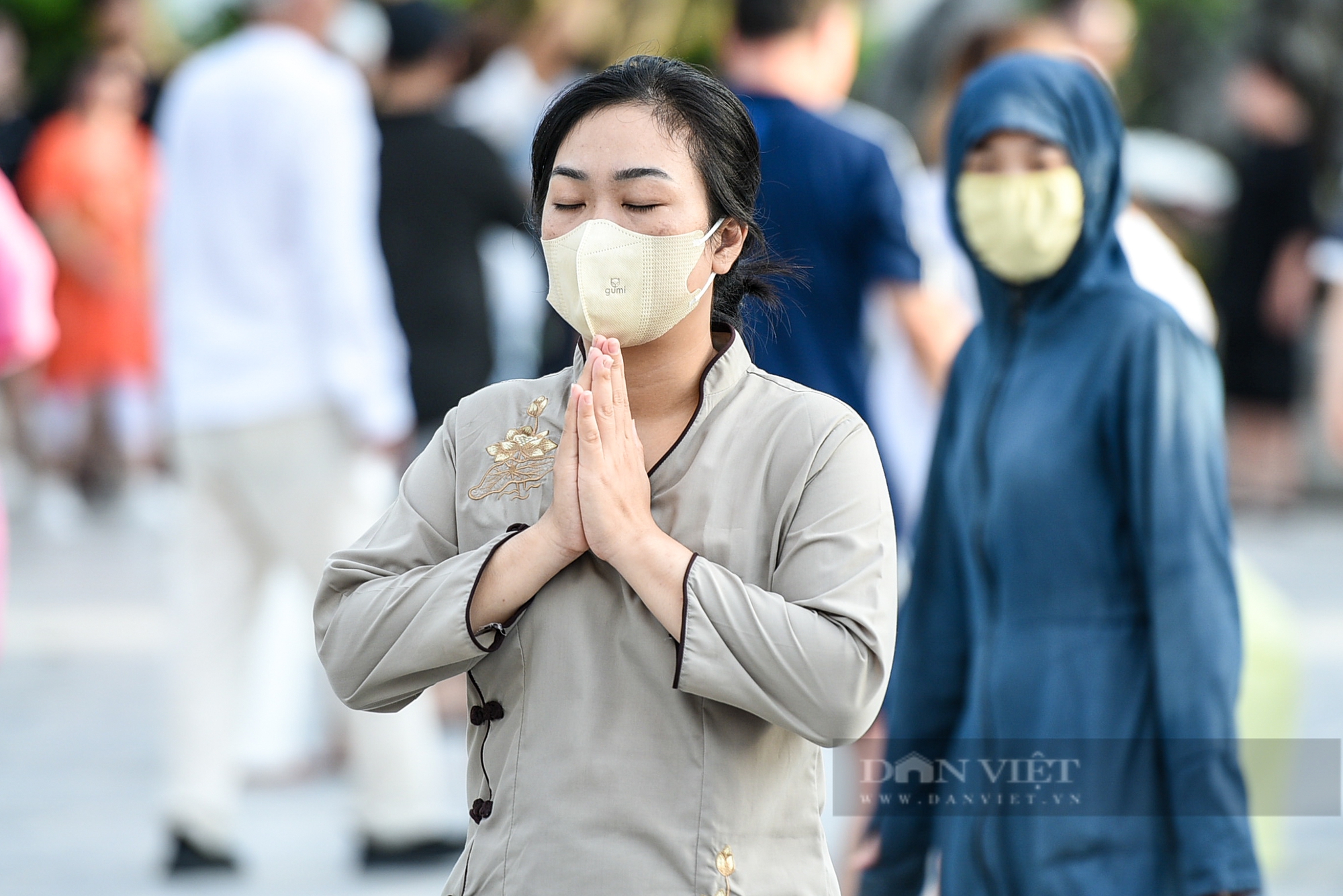 Người dân, du khách đổ về chùa Linh Ứng dâng hương, cầu nguyện dịp rằm tháng 7 - Ảnh 11.