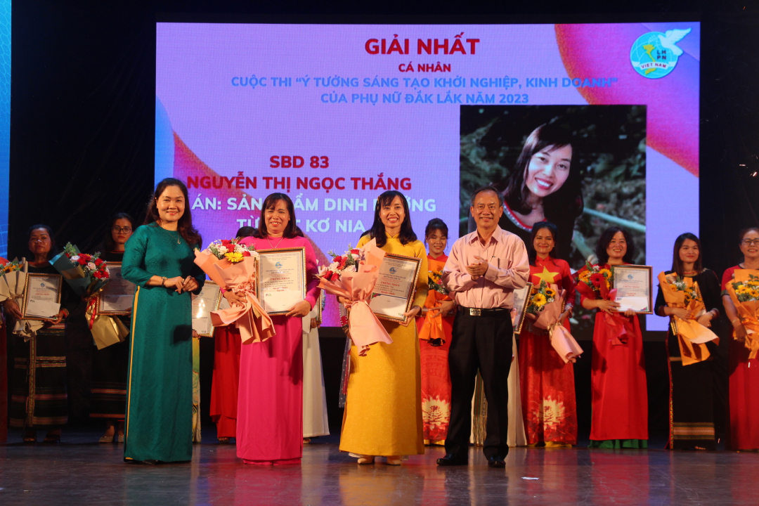 The Organizing Committee of the Contest awarded the First Prize to