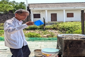 Les habitants du village de Tuong Van « luttent » pour acheter de l'eau potable au prix de 150 000 VND/m3