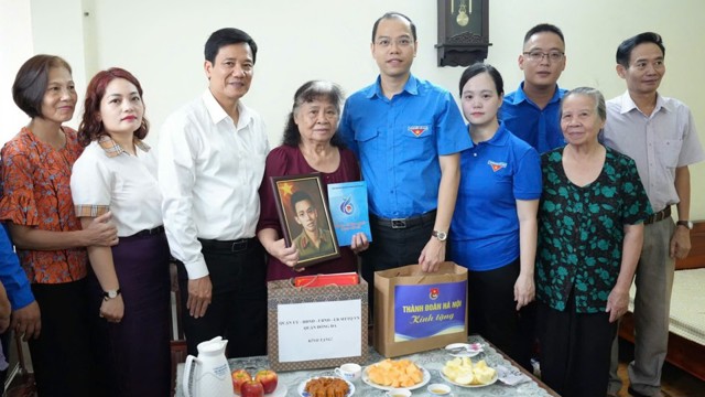 Présentation de photos reconstituées de martyrs à leurs familles