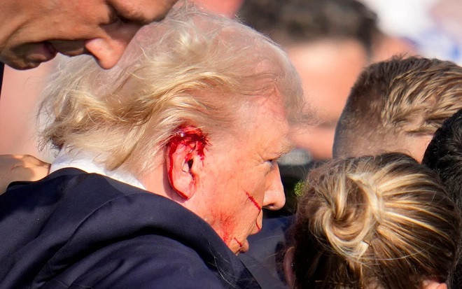 Khung cảnh hỗn loạn khi ông Trump bị bắn tại buổi vận động tranh cử - Ảnh 2.