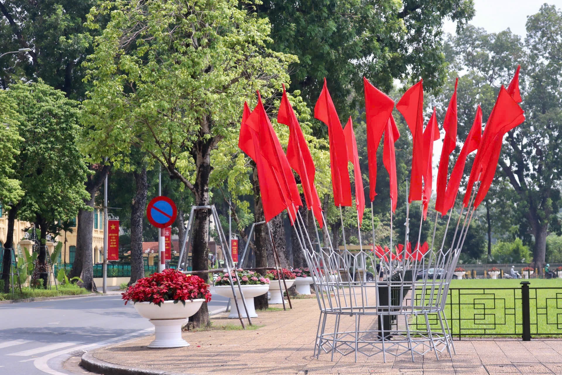 Hanoi decora sus calles para celebrar los 70 años de la Liberación de la Capital (foto 3)