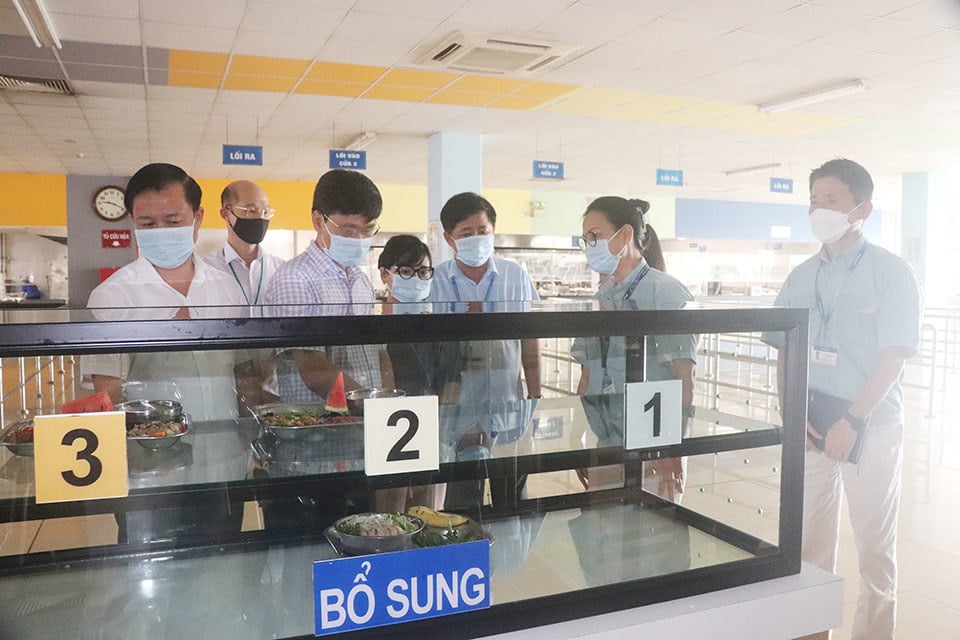 Hanois interdisziplinäres Inspektionsteam Nr. 1 für Lebensmittelsicherheit und Hygiene hat die an die Gemeinschaftsküche von Matsuo Industries Vietnam Co., Ltd. (Thang Long Industrial Park, Bezirk Dong Anh) gelieferten Lebensmittel untersucht und deren Herkunft zurückverfolgt.