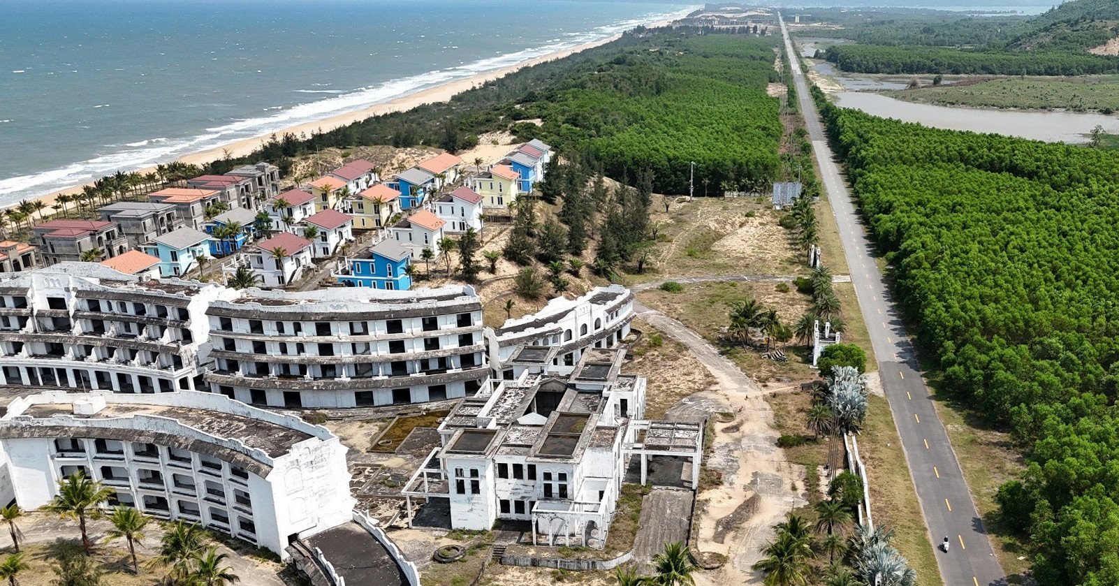 &amp;amp;apos;Huyền thoại&amp;amp;apos; mắc cạn, nằm chờ phát mãi bên bãi biển đẹp bậc nhất Việt Nam