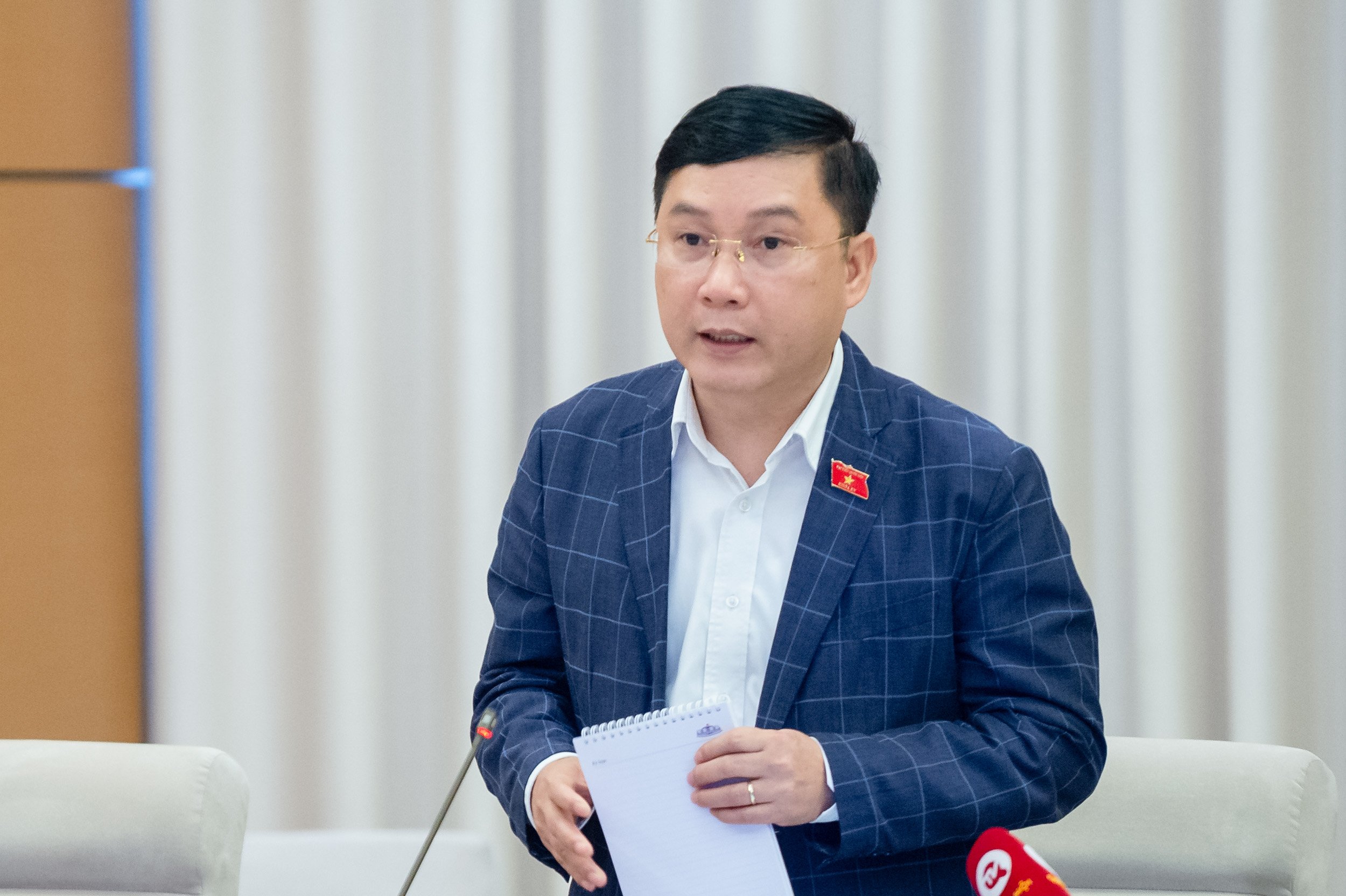 Ủy viên Thường trực Ủy ban Tài chính - Ngân sách Lê Hoàng Anh đánh giá cao sự quyết liệt của Chính phủ, Thủ tướng Chính phủ trong triển khai thực hiện Nghị quyết số 43/2022/QH15