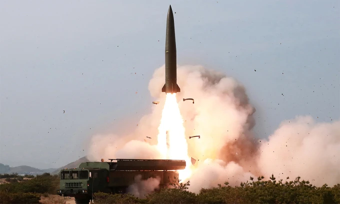 Un misil balístico norcoreano sale de la plataforma de lanzamiento durante una prueba en mayo de 2019. Foto: KCNA