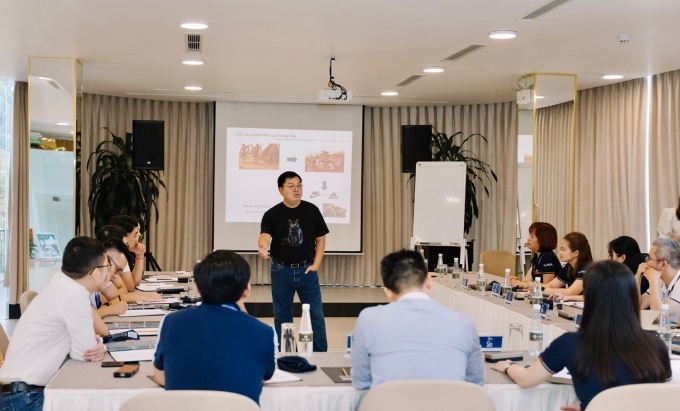 Ông Hoàng Nam Tiến chia sẻ với các học viên MBA của FSB Hà Nội. Ảnh: FSB