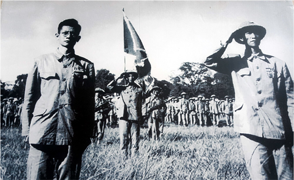 Las niñas de Hanoi saludan al general Vuong Thu Vu en el Día de la Liberación 1.jpg