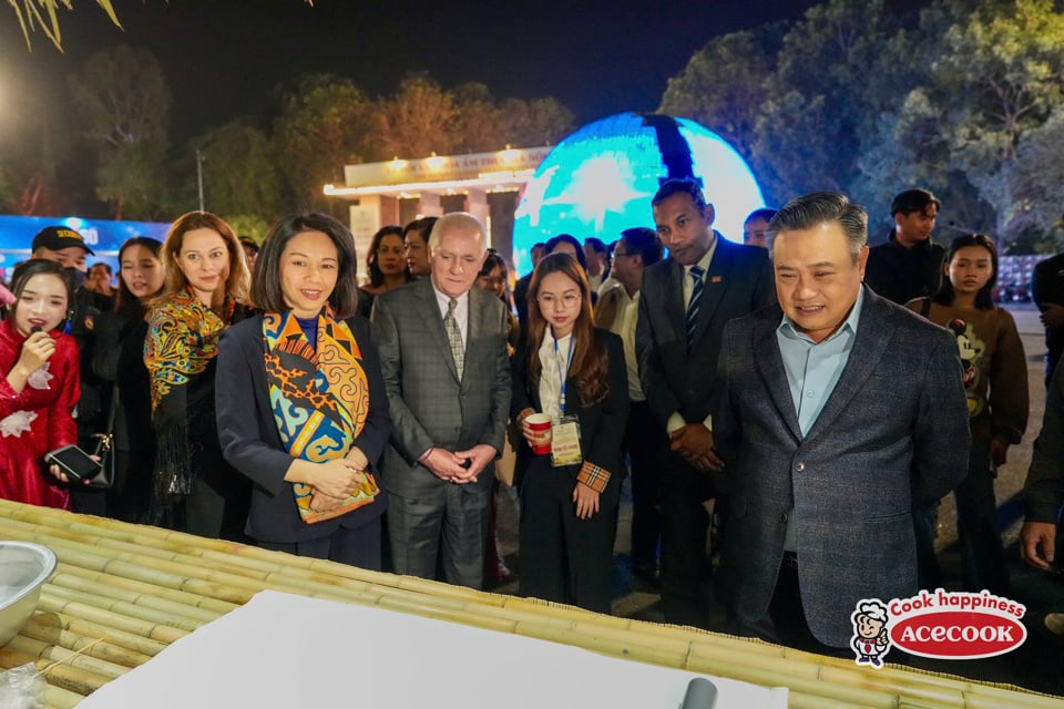 Das Hanoi Food Culture Festival 2024 steht unter dem Motto „Hanoi verbindet fünf Kontinente“, um das Image von Hanoi als einzigartiges touristisches, kulturelles und kulinarisches Reiseziel vorzustellen und zu fördern. Die Küche Hanois ist ein erlesenes Erbe, das im Fluss der vietnamesischen Kultur entstanden ist und einheimisches und internationales Publikum anzieht.