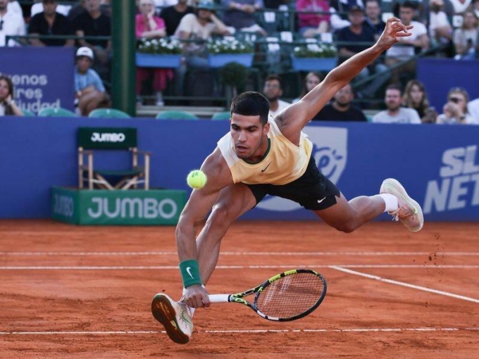 Alcaraz cứu bóng trong trận gặp Ugo Carabeli hôm 15/2 tại sân Guilermo Vilas, Buenos Aires, Argentina. Ảnh: ATP