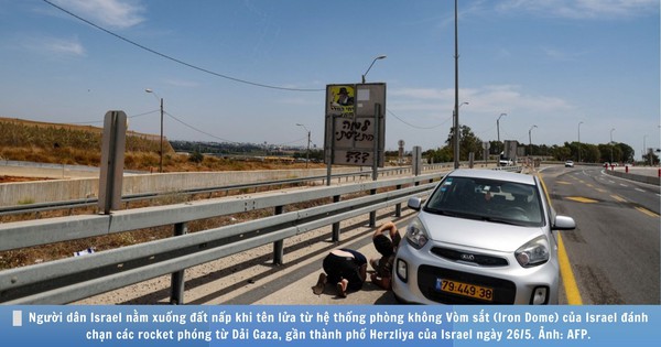 Israelis liegen auf der Straße, als die Hamas Raketen aus dem Gazastreifen abfeuert