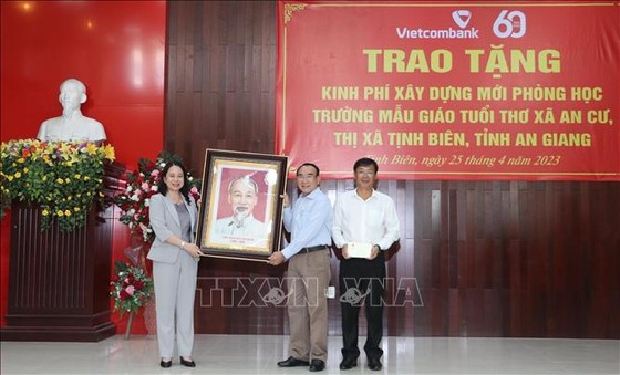 La vicepresidenta Vo Thi Anh Xuan entregó el retrato del tío Ho a la ciudad de Tinh Bien (An Giang). Foto: VNA