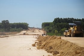 Reprise des travaux sur la route Hung Vuong reliant le corridor économique est-ouest et la zone économique du sud-est