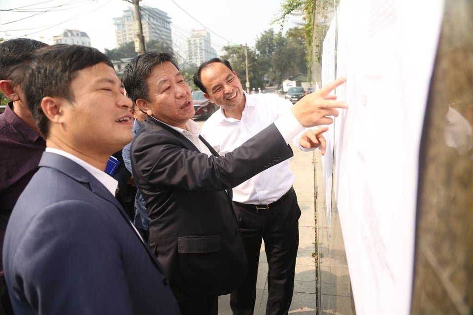 Vice Chairman of Hanoi People's Committee Duong Duc Tuan suggested technical solutions for the bottleneck at the Xuan Dieu Street upgrade project.