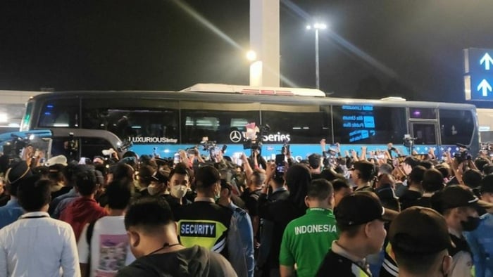 Los aficionados salieron a las calles para celebrar el campeonato de los SEA Games, rodeando el vehículo que transportaba al equipo sub-22 de Indonesia - 1