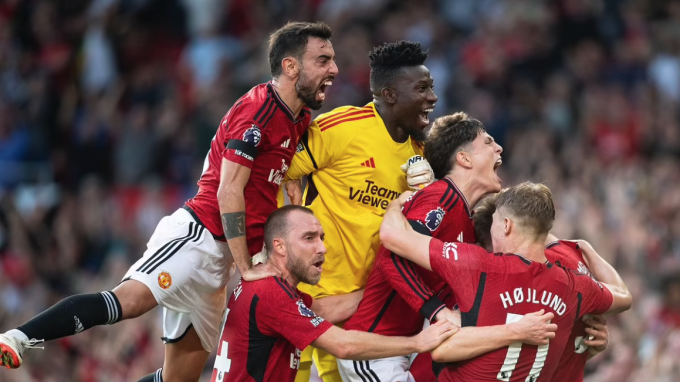 Cầu thủ Man Utd chia vui sau màn ngược dòng khó tin trước Brentford. Ảnh: Reuters