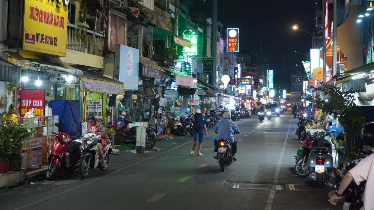 Scène déserte dans la rue gastronomique Nguyen Thuong Hien (District 3). Photo : Nguyen Chan