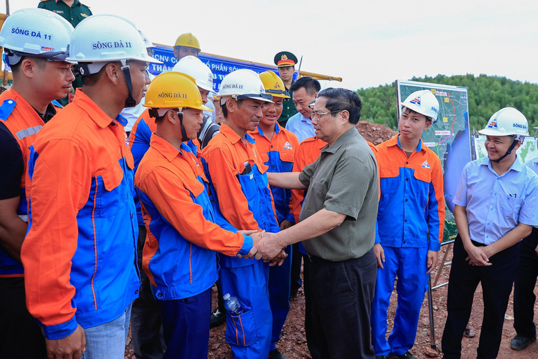 Thủ tướng động viên cán bộ, công nhân lao động trên công trường trong chuyến thị sát ngày 23-6 - Ảnh: VGP