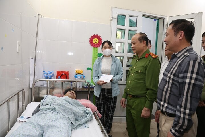 Leaders of Bac Ninh Provincial Police visited and encouraged Lieutenant Colonel Nguyen Duc Son, who is being treated at Xanh Pon General Hospital (Hanoi).