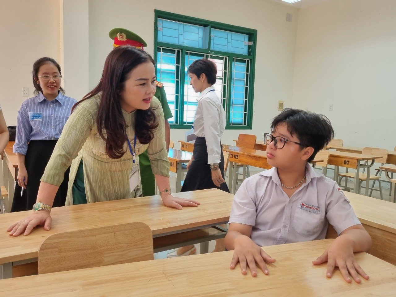 Giám đốc Sở GD-ĐT Quảng Trị đẩy xe cho thí sinh bị gãy chân vào phòng thi - Ảnh 3.