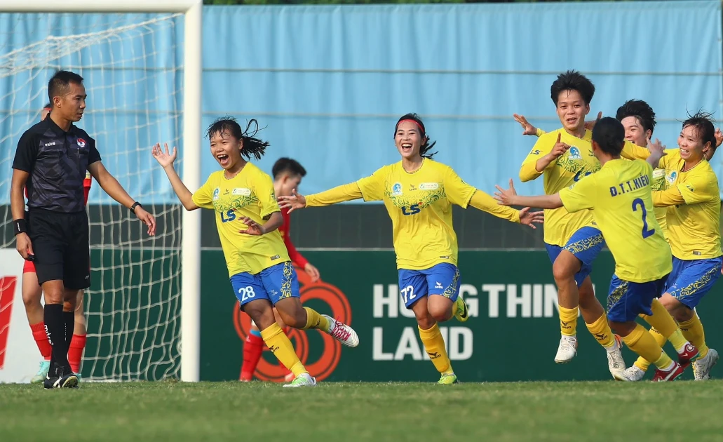 Thuy Trang scored a hat-trick to help HCMC I win the first leg of the 2023 National Women's Football Championship