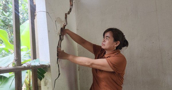 Gros plan sur l'effondrement du toit du remblai, les maisons de 42 ménages s'affaissant et se fissurant à cause de l'extraction de sable à Hanoi