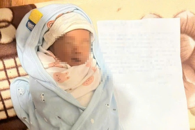 Abandoning her child at the temple gate, mother left a note saying 'third year student in difficult circumstances'