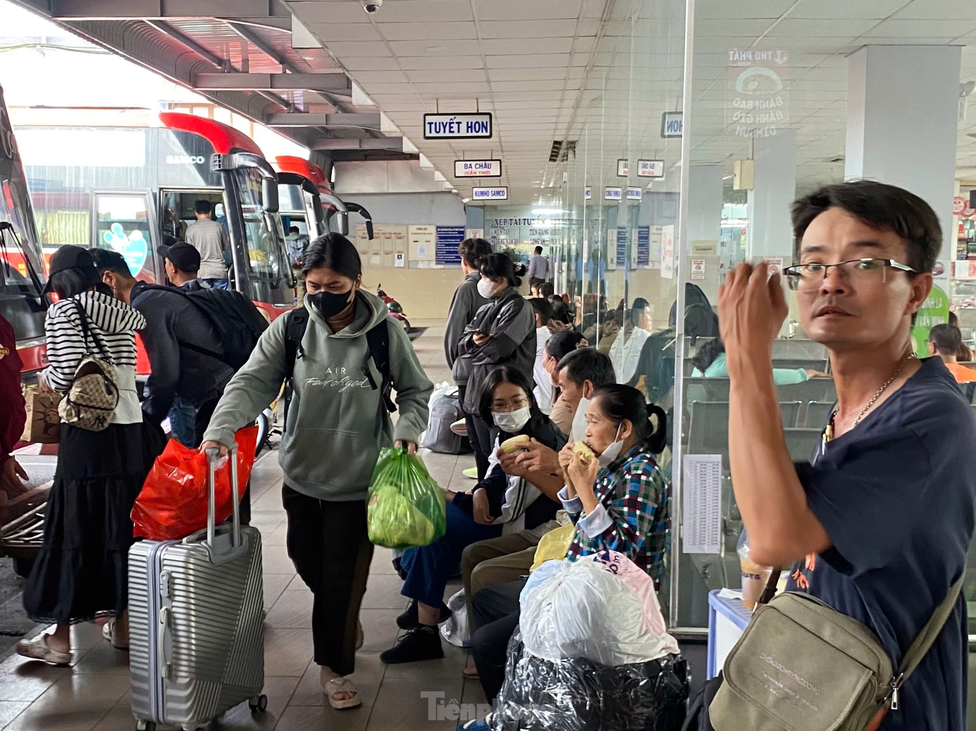 First day of September 2nd holiday: Train stations and bus stations crowded, Tan Son Nhat airport surprisingly clear photo 15