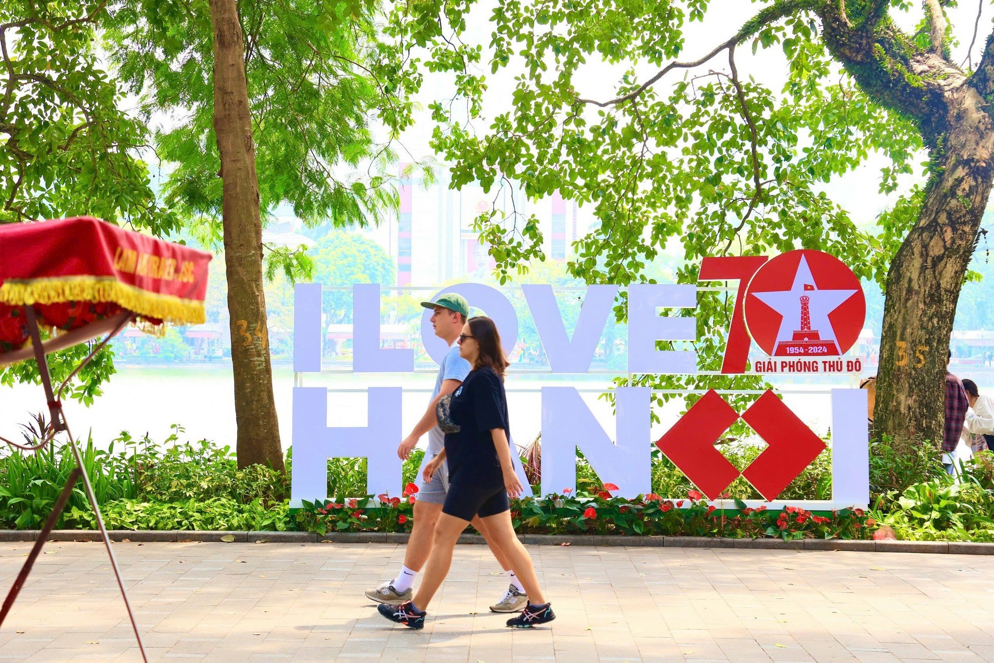 Hanoi decora sus calles para celebrar los 70 años de la Liberación de la Capital (foto 6)