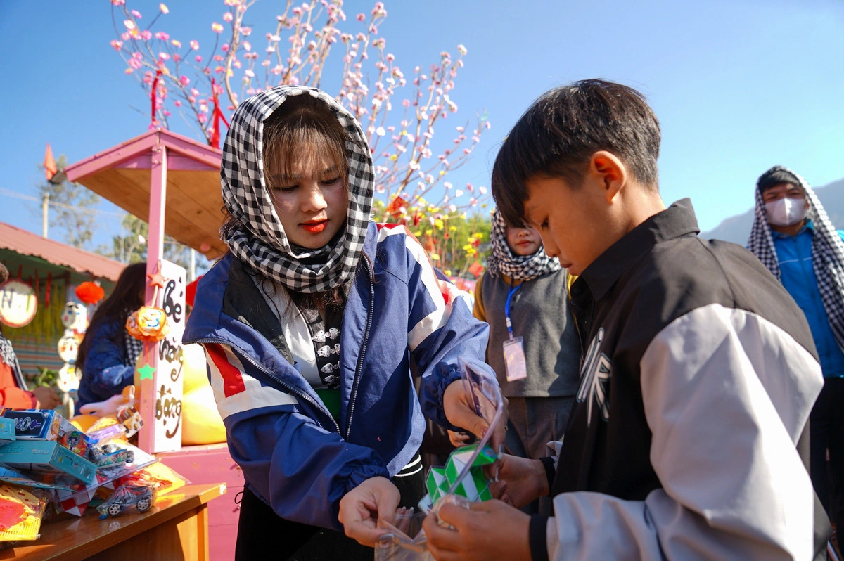 Market for the poor to shop for Tet without spending money