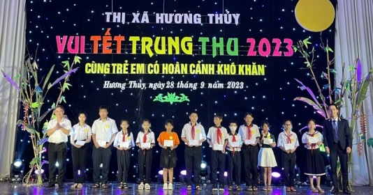 Trao quà trung thu và học bổng cho trẻ em có hoàn cảnh khó khăn