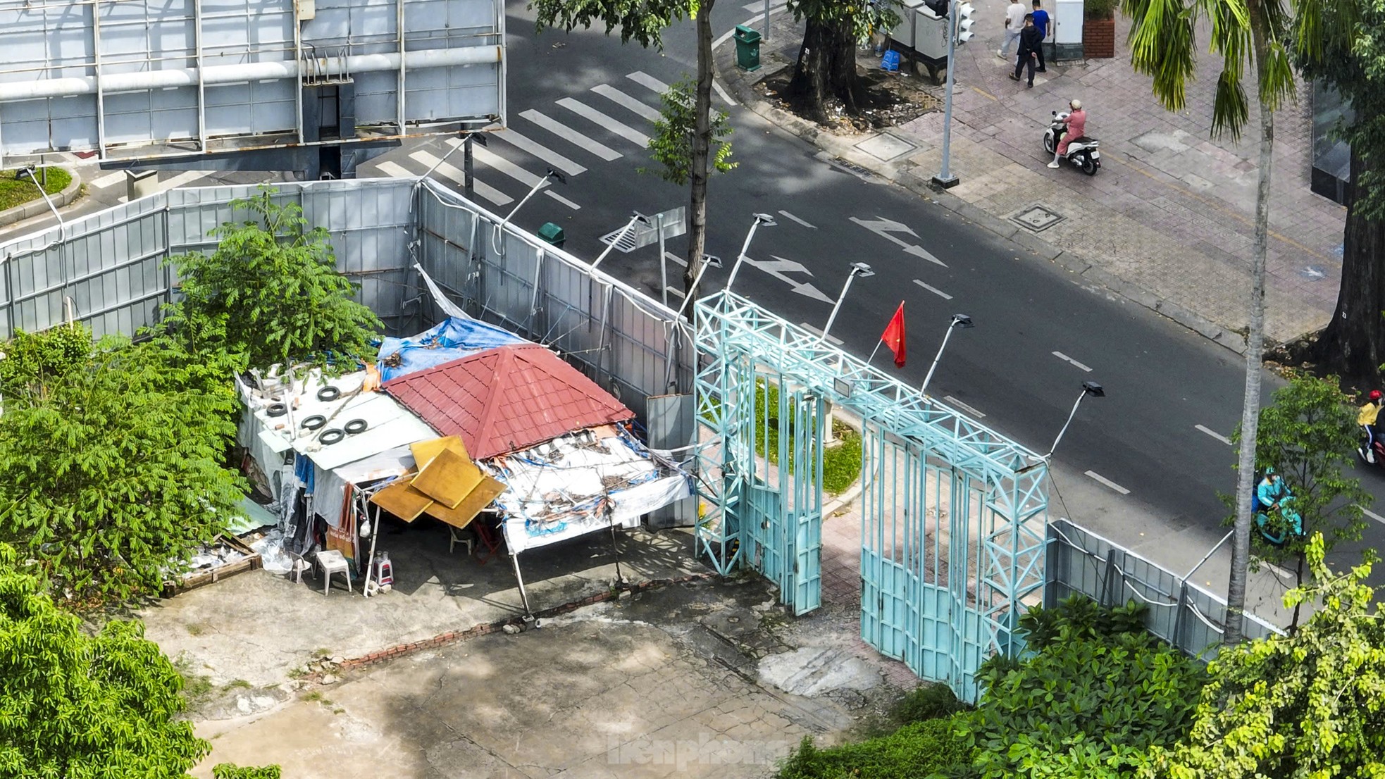 Scene of overgrown weeds in a trillion-dollar stadium on 'golden land' in Ho Chi Minh City photo 9