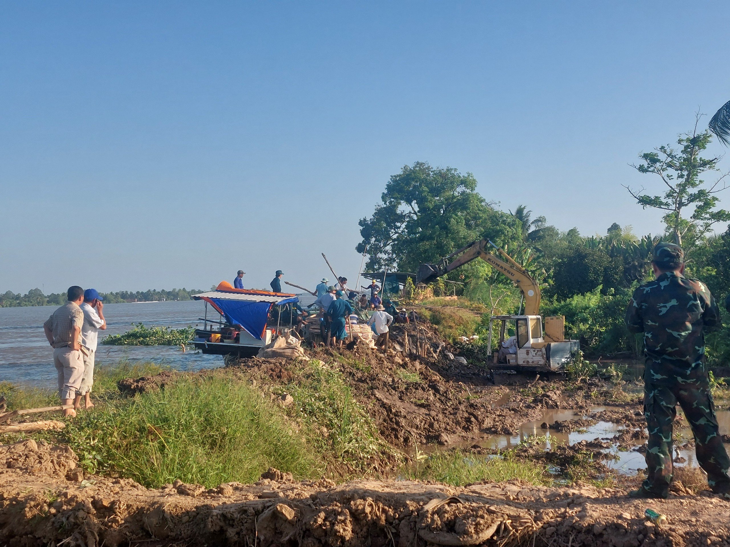 Vĩnh Long: Gia cố đoạn đê bao sông Cổ Chiên sạt lở, bảo vệ người dân cồn Thanh Long- Ảnh 4.