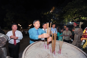 Dâng hương, dâng hoa viếng các anh hùng liệt sĩ nhân kỷ niệm 48 năm ngày giải phóng hoàn toàn miền Nam, thống nhất đất nước