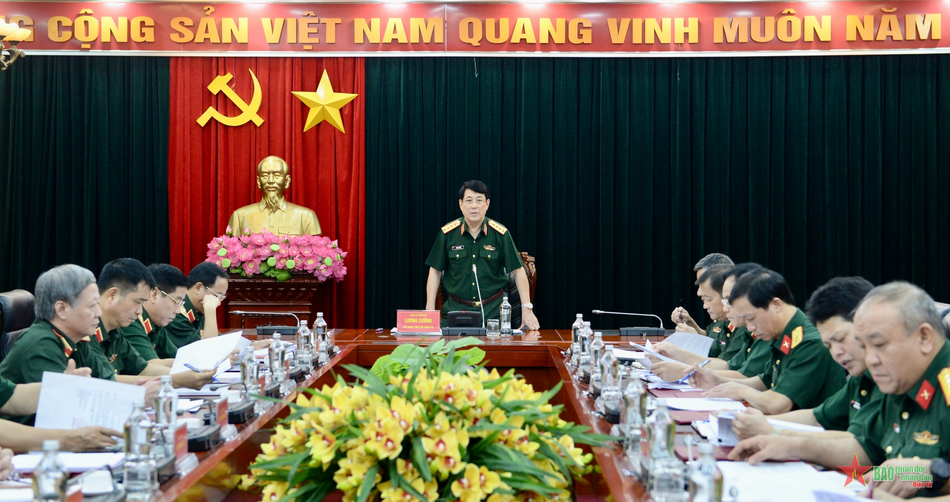 El General Luong Cuong presidió la reunión de la Junta Directiva del Departamento Político General.