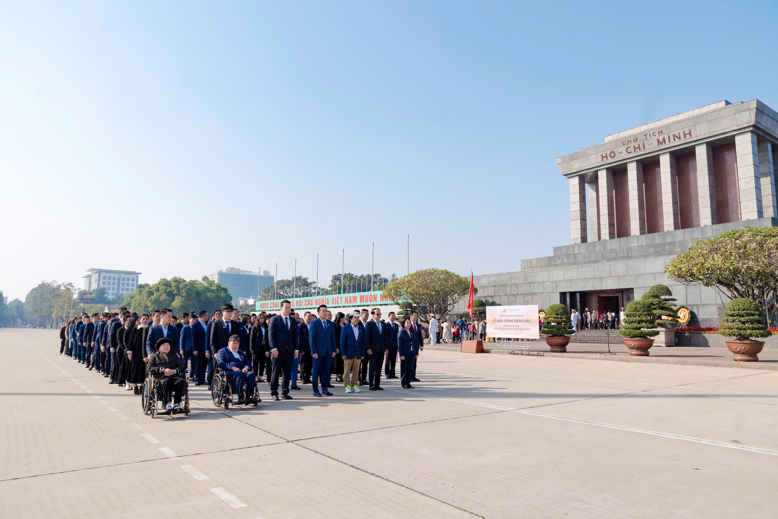 Emotiva, orgullosa y sagrada: la ceremonia del grupo Tan A Dai Thanh para informar los logros al tío Ho