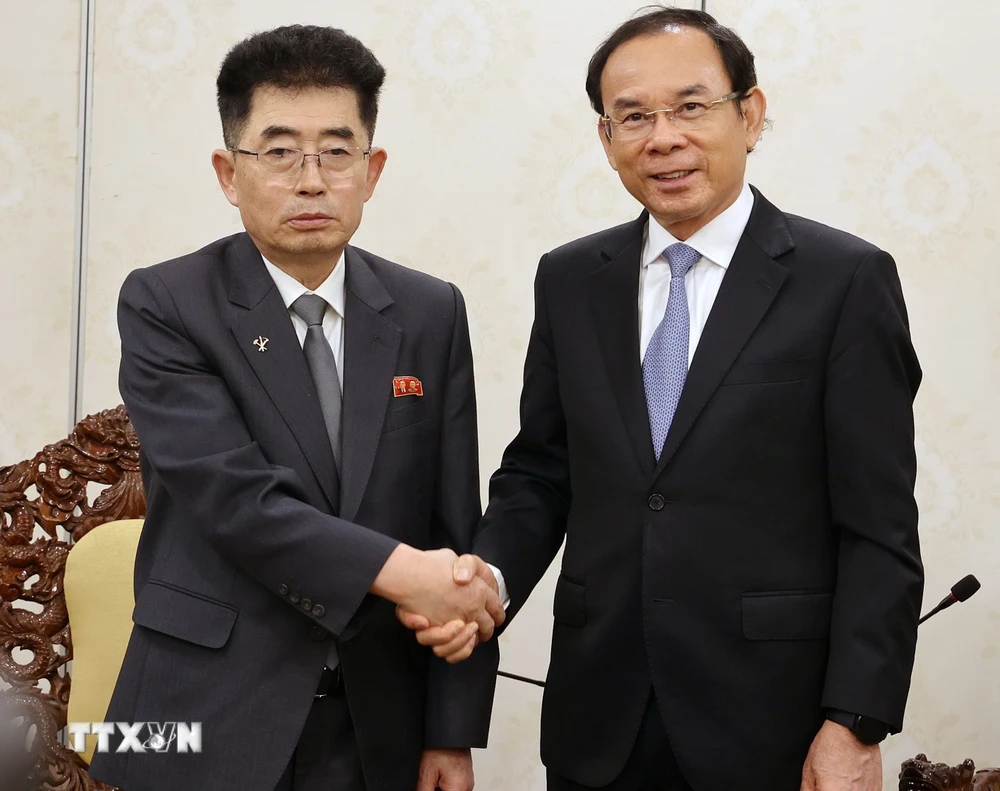 Secretary of the Ho Chi Minh City Party Committee Nguyen Van Nen and Head of the International Department of the Workers' Party of Korea Kim Song Nam. (Photo: Thanh Vu/VNA)
