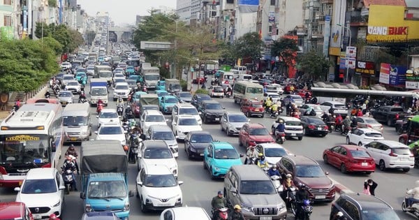 Weekend, many roads in Hanoi are congested for a long time