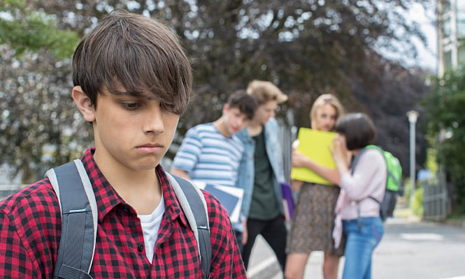 Schüler, die ihre Freunde schikanieren, werden auf andere Schulen versetzt.