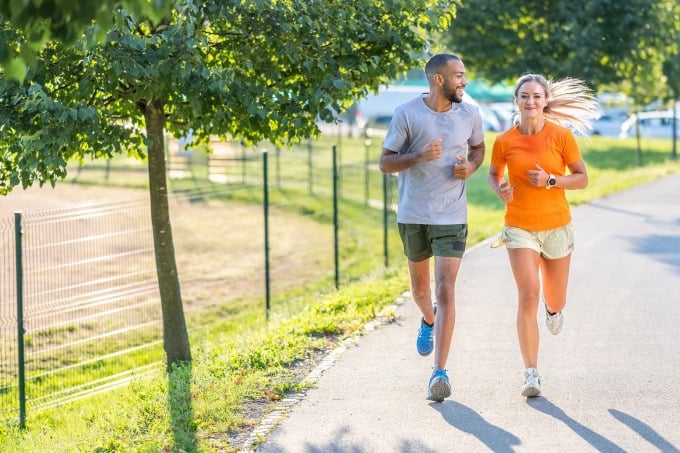 ランニングパートナーと会話ができるペースでジョギングすることは、ランナーにとって素晴らしい運動です。写真: ランナーズワールド