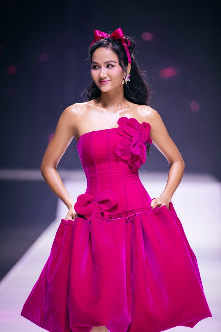 Miss Cosmo 2024 est charmante sur le podium de la Vietnam International Fashion Week - 12